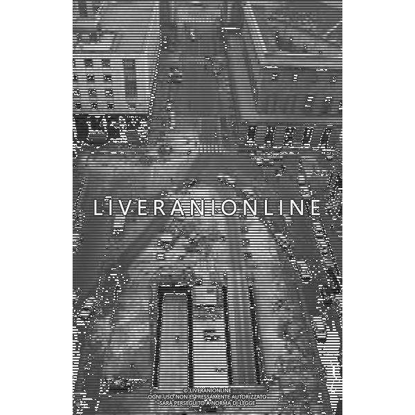 Neg- ESECUZIONE DEI LAVORI PER L\'INSTALLAZIONE DEL MONUMENTO AL CARABINIERE (scultura di Luciano Minguzzi), IN PIAZZA DIAZ A MILANO IL 13 DICEMBRE 1981 NELLA FOTO VEDUTA DALL\'ALTO AG ALDO LIVERANI SAS