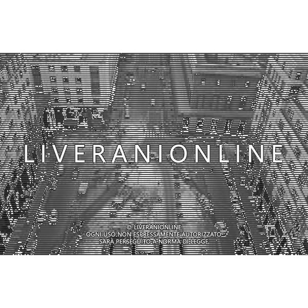 Neg- ESECUZIONE DEI LAVORI PER L\'INSTALLAZIONE DEL MONUMENTO AL CARABINIERE (scultura di Luciano Minguzzi), IN PIAZZA DIAZ A MILANO IL 13 DICEMBRE 1981 NELLA FOTO VEDUTA DALL\'ALTO AG ALDO LIVERANI SAS