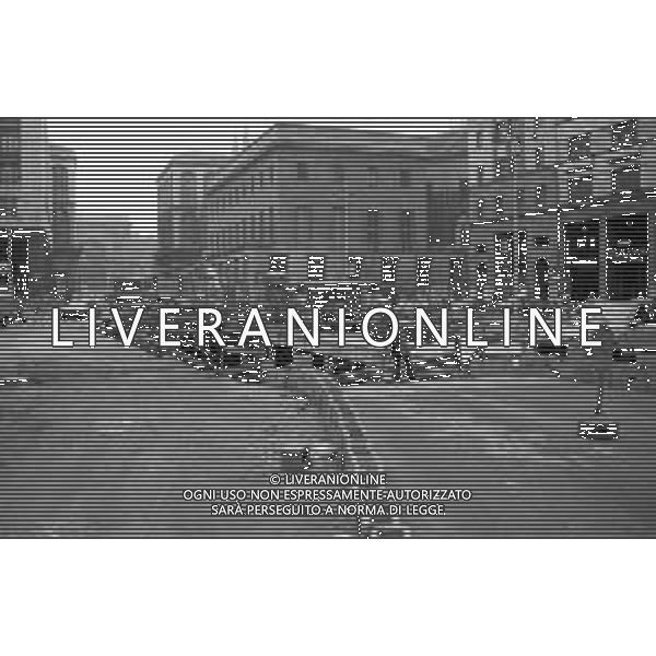 Neg- ESECUZIONE DEI LAVORI PER L\'INSTALLAZIONE DEL MONUMENTO AL CARABINIERE (scultura di Luciano Minguzzi), IN PIAZZA DIAZ A MILANO IL 13 DICEMBRE 1981 AG ALDO LIVERANI SAS