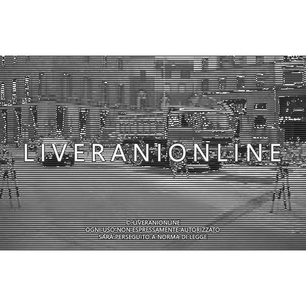 Neg- ESECUZIONE DEI LAVORI PER L\'INSTALLAZIONE DEL MONUMENTO AL CARABINIERE (scultura di Luciano Minguzzi), IN PIAZZA DIAZ A MILANO IL 13 DICEMBRE 1981 AG ALDO LIVERANI SAS