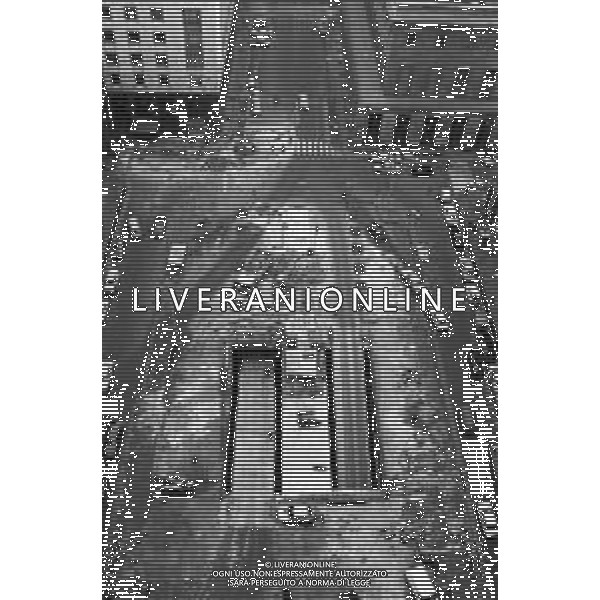 Neg- ESECUZIONE DEI LAVORI PER L\'INSTALLAZIONE DEL MONUMENTO AL CARABINIERE (scultura di Luciano Minguzzi), IN PIAZZA DIAZ A MILANO IL 13 DICEMBRE 1981 NELLA FOTO VEDUTA DALL\'ALTO AG ALDO LIVERANI SAS