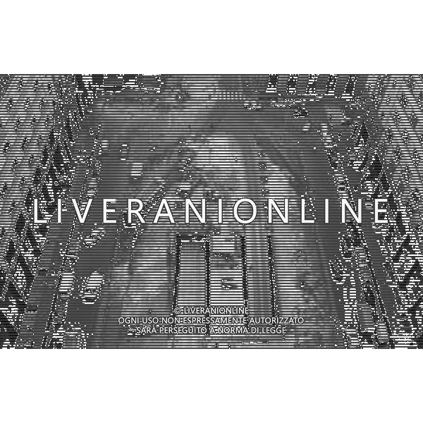Neg- ESECUZIONE DEI LAVORI PER L\'INSTALLAZIONE DEL MONUMENTO AL CARABINIERE (scultura di Luciano Minguzzi), IN PIAZZA DIAZ A MILANO IL 13 DICEMBRE 1981 NELLA FOTO VEDUTA DALL\'ALTO AG ALDO LIVERANI SAS