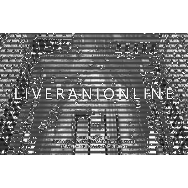 Neg- ESECUZIONE DEI LAVORI PER L\'INSTALLAZIONE DEL MONUMENTO AL CARABINIERE (scultura di Luciano Minguzzi), IN PIAZZA DIAZ A MILANO IL 13 DICEMBRE 1981 NELLA FOTO VEDUTA DALL\'ALTO AG ALDO LIVERANI SAS