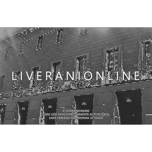 Neg- ESECUZIONE DEI LAVORI PER L\'INSTALLAZIONE DEL MONUMENTO AL CARABINIERE (scultura di Luciano Minguzzi), IN PIAZZA DIAZ A MILANO IL 13 DICEMBRE 1981 NELLA FOTO CONTROLLI PER LE MISURE DI SICUREZZA AG ALDO LIVERANI SAS