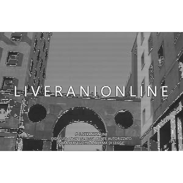 Neg- ESECUZIONE DEI LAVORI PER L\'INSTALLAZIONE DEL MONUMENTO AL CARABINIERE (scultura di Luciano Minguzzi), IN PIAZZA DIAZ A MILANO IL 13 DICEMBRE 1981 NELLA FOTO CONTROLLI PER LE MISURE DI SICUREZZA AG ALDO LIVERANI SAS
