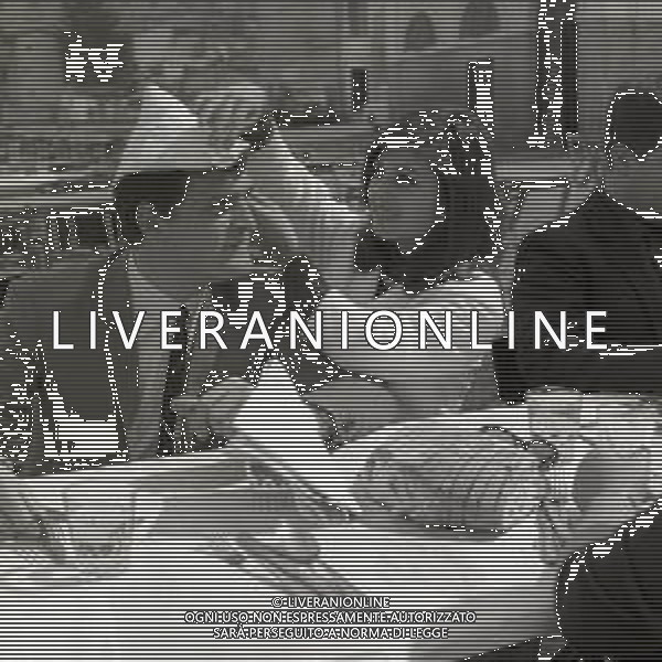 NEG-RETROSPETTIVA GINO SANTERCOLE ATTORE E CANTANTE NELLA FOTO GINO SANTERCOLE CON LA FIDANZATA ANNA MORONI A FRASCATI NELL\'ANNO 1965 AG ALDO LIVERANI SAS