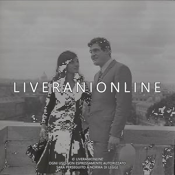 RETROSPETTIVA GINO SANTERCOLE ATTORE E CANTANTE  NELLA FOTO GINO SANTERCOLE CON LA FIDANZATA ANNA MORONI NELL\'ANNO 1965 A ROMA AG ALDO LIVERANI SAS 