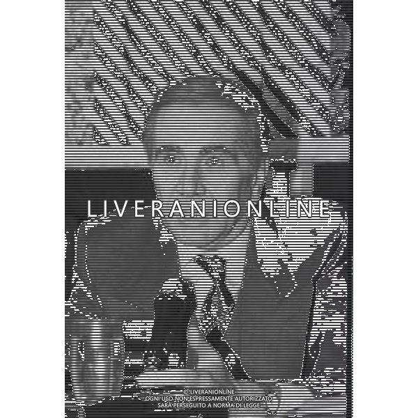 NEG-RETROSPETTIVA ENZO TORTORA PRESENTATORE TELEVISIVO GIORNALISTA E POLITICO NELLA FOTO ENZO TORTORA ALLA PRESENTAZIONE DELLA TRASMISSIONE TELEVISIVA PORTOBELLO NELL\'ANNO 1987 A MILANO AG ALDO LIVERANI SAS