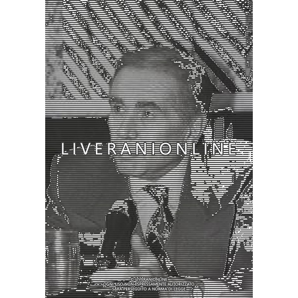 NEG-RETROSPETTIVA ENZO TORTORA PRESENTATORE TELEVISIVO GIORNALISTA E POLITICO NELLA FOTO ENZO TORTORA ALLA PRESENTAZIONE DELLA TRASMISSIONE TELEVISIVA PORTOBELLO NELL\'ANNO 1987 A MILANO AG ALDO LIVERANI SAS