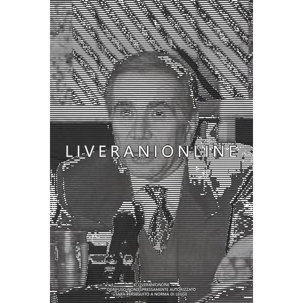 NEG-RETROSPETTIVA ENZO TORTORA PRESENTATORE TELEVISIVO GIORNALISTA E POLITICO NELLA FOTO ENZO TORTORA ALLA PRESENTAZIONE DELLA TRASMISSIONE TELEVISIVA PORTOBELLO NELL\'ANNO 1987 A MILANO AG ALDO LIVERANI SAS