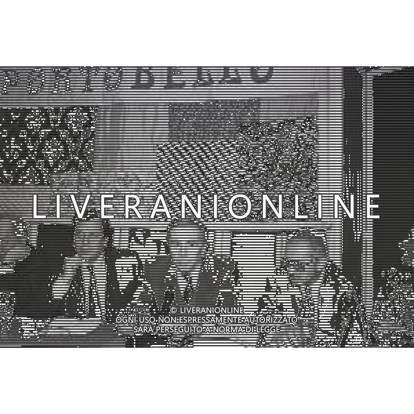 NEG-RETROSPETTIVA ENZO TORTORA PRESENTATORE TELEVISIVO GIORNALISTA E POLITICO NELLA FOTO ENZO TORTORA ALLA PRESENTAZIONE DELLA TRASMISSIONE TELEVISIVA PORTOBELLO NELL\'ANNO 1987 A MILANO AG ALDO LIVERANI SAS