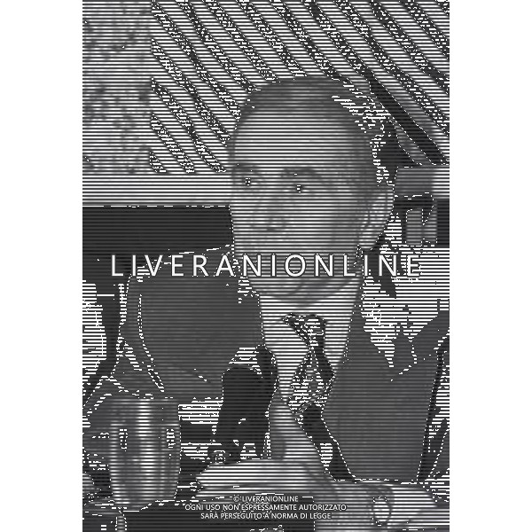 NEG-RETROSPETTIVA ENZO TORTORA PRESENTATORE TELEVISIVO GIORNALISTA E POLITICO NELLA FOTO ENZO TORTORA ALLA PRESENTAZIONE DELLA TRASMISSIONE TELEVISIVA PORTOBELLO NELL\'ANNO 1987 A MILANO AG ALDO LIVERANI SAS