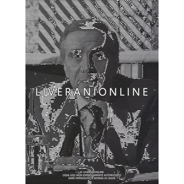NEG-RETROSPETTIVA ENZO TORTORA PRESENTATORE TELEVISIVO GIORNALISTA E POLITICO NELLA FOTO ENZO TORTORA ALLA PRESENTAZIONE DELLA TRASMISSIONE TELEVISIVA PORTOBELLO NELL\'ANNO 1987 A MILANO AG ALDO LIVERANI SAS