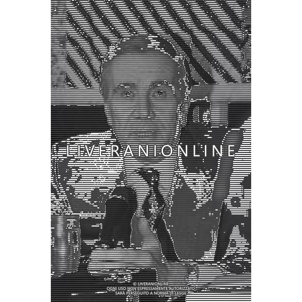 NEG-RETROSPETTIVA ENZO TORTORA PRESENTATORE TELEVISIVO GIORNALISTA E POLITICO NELLA FOTO ENZO TORTORA ALLA PRESENTAZIONE DELLA TRASMISSIONE TELEVISIVA PORTOBELLO NELL\'ANNO 1987 A MILANO AG ALDO LIVERANI SAS