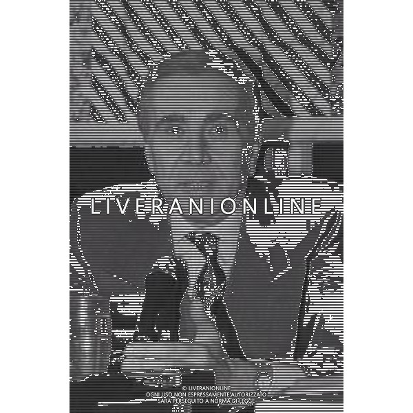 NEG-RETROSPETTIVA ENZO TORTORA PRESENTATORE TELEVISIVO GIORNALISTA E POLITICO NELLA FOTO ENZO TORTORA ALLA PRESENTAZIONE DELLA TRASMISSIONE TELEVISIVA PORTOBELLO NELL\'ANNO 1987 A MILANO AG ALDO LIVERANI SAS