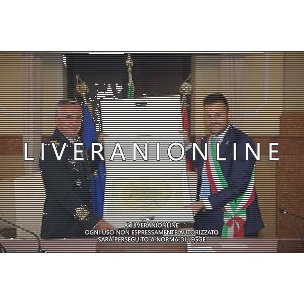 IMOLA 09 09 2023 IL RICONOSCIMENTO DELLA CITTAí DI IMOLA AL GENERALE DI SQUADRA AEREA ALBERTO BIAVATI, COMANDANTE DELLA SQUADRA AEREA NELLA FOTO GENERALE ALBERTO BIAVATI E SINDACO MARCO PANIERI CON LA MAPPA DI LEONARDO ©SANNA/AGENZIA ALDO LIVERANI SAS