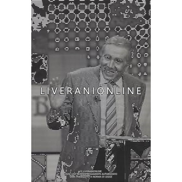 NEG-RETROSPETTIVA ENZO TORTORA PRESENTATORE TELEVISIVO GIORNALISTA E POLITICO NELLA FOTO ENZO TORTORA NELLA TRASMISSIONE TELEVISIVA PORTOBELLO NELL\'ANNO 1987 A MILANO AG ALDO LIVERANI SAS