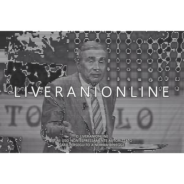 NEG-RETROSPETTIVA ENZO TORTORA PRESENTATORE TELEVISIVO GIORNALISTA E POLITICO NELLA FOTO ENZO TORTORA NELLA TRASMISSIONE TELEVISIVA PORTOBELLO NELL\'ANNO 1987 A MILANO AG ALDO LIVERANI SAS