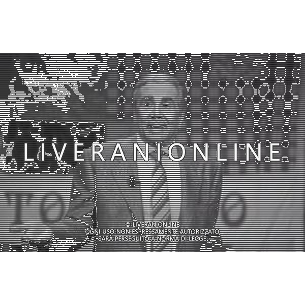 NEG-RETROSPETTIVA ENZO TORTORA PRESENTATORE TELEVISIVO GIORNALISTA E POLITICO NELLA FOTO ENZO TORTORA NELLA TRASMISSIONE TELEVISIVA PORTOBELLO NELL\'ANNO 1987 A MILANO AG ALDO LIVERANI SAS