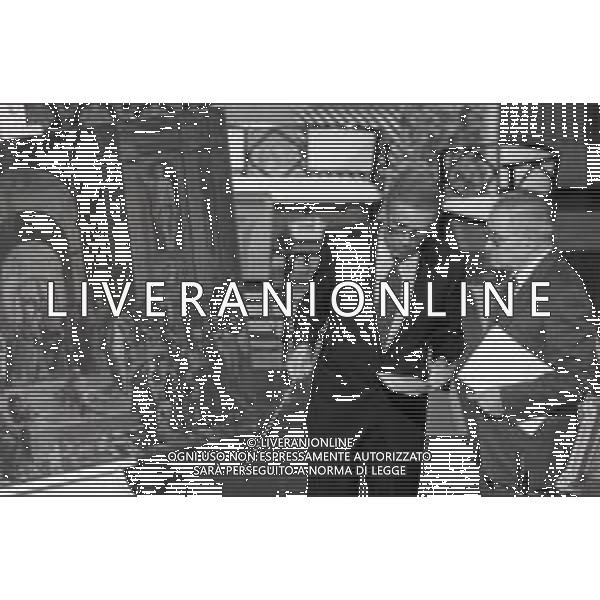 NEG-RETROSPETTIVA ENZO TORTORA PRESENTATORE TELEVISIVO GIORNALISTA E POLITICO NELLA FOTO ENZO TORTORA NELLA TRASMISSIONE TELEVISIVA PORTOBELLO NELL\'ANNO 1987 A MILANO AG ALDO LIVERANI SAS