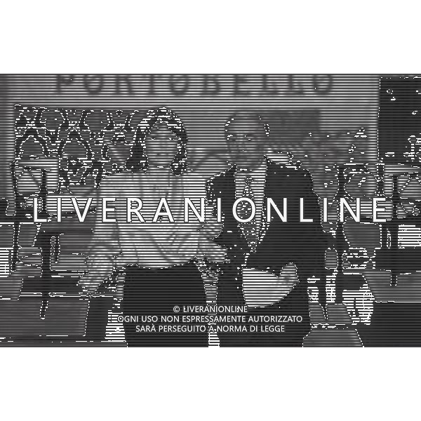 NEG-RETROSPETTIVA ENZO TORTORA PRESENTATORE TELEVISIVO GIORNALISTA E POLITICO NELLA FOTO ENZO TORTORA CON RENE\' LONGARINI NELLA TRASMISSIONE TELEVISIVA PORTOBELLO NELL\'ANNO 1987 A MILANO AG ALDO LIVERANI SAS