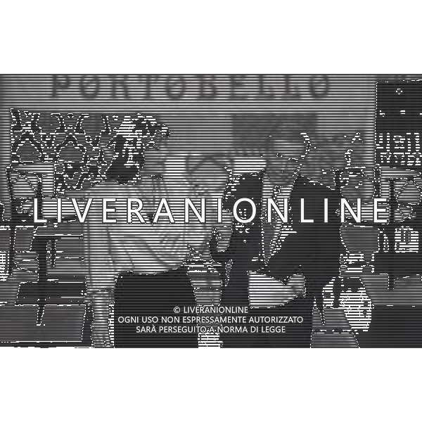 NEG-RETROSPETTIVA ENZO TORTORA PRESENTATORE TELEVISIVO GIORNALISTA E POLITICO NELLA FOTO ENZO TORTORA CON RENE\' LONGARINI NELLA TRASMISSIONE TELEVISIVA PORTOBELLO NELL\'ANNO 1987 A MILANO AG ALDO LIVERANI SAS