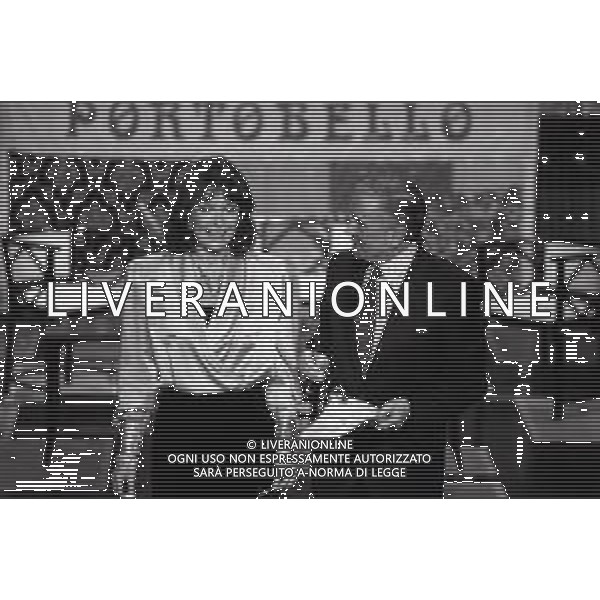 NEG-RETROSPETTIVA ENZO TORTORA PRESENTATORE TELEVISIVO GIORNALISTA E POLITICO NELLA FOTO ENZO TORTORA CON RENE\' LONGARINI NELLA TRASMISSIONE TELEVISIVA PORTOBELLO NELL\'ANNO 1987 A MILANO AG ALDO LIVERANI SAS