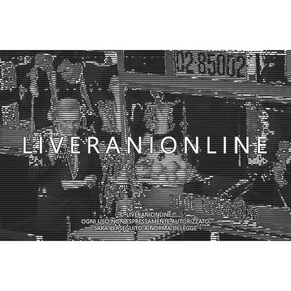 NEG-RETROSPETTIVA ENZO TORTORA PRESENTATORE TELEVISIVO GIORNALISTA E POLITICO NELLA FOTO ENZO TORTORA NELLA TRASMISSIONE TELEVISIVA PORTOBELLO NELL\'ANNO 1987 A MILANO AG ALDO LIVERANI SAS