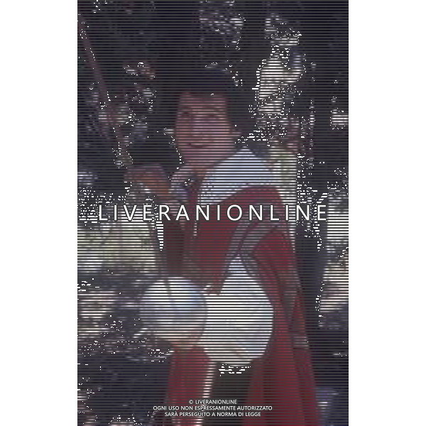 DIAP-RETROSPETTIVA GINO SANTERCOLE CANTANTE E ATTORE NELLA FOTO GINO SANTERCOLE SUL SET DEL FILM LI TRE MOSCHIETTIERI.............. INVECE ERANO QUATTRO NELL\'ANNO 1973 AG ALDO LIVERANI SAS