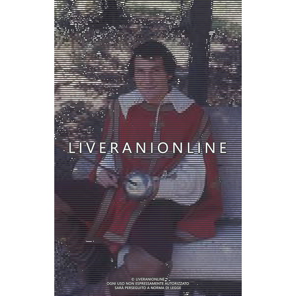 DIAP-RETROSPETTIVA GINO SANTERCOLE CANTANTE E ATTORE NELLA FOTO GINO SANTERCOLE SUL SET DEL FILM LI TRE MOSCHIETTIERI.............. INVECE ERANO QUATTRO NELL\'ANNO 1973 AG ALDO LIVERANI SAS