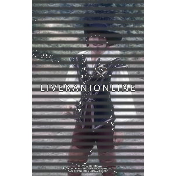 DIAP-RETROSPETTIVA GINO SANTERCOLE CANTANTE E ATTORE NELLA FOTO GINO SANTERCOLE SUL SET DEL FILM LI TRE MOSCHIETTIERI.............. INVECE ERANO QUATTRO NELL\'ANNO 1973 AG ALDO LIVERANI SAS