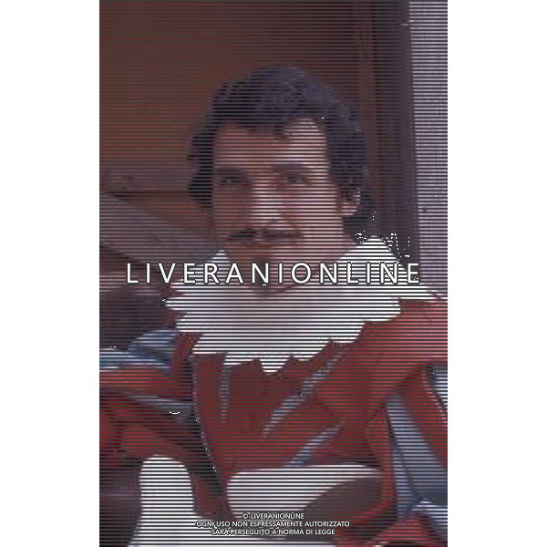 DIAP-RETROSPETTIVA GINO SANTERCOLE CANTANTE E ATTORE NELLA FOTO GINO SANTERCOLE SUL SET DEL FILM LI TRE MOSCHIETTIERI.............. INVECE ERANO QUATTRO NELL\'ANNO 1973 AG ALDO LIVERANI SAS
