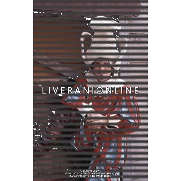 DIAP-RETROSPETTIVA GINO SANTERCOLE CANTANTE E ATTORE NELLA FOTO GINO SANTERCOLE SUL SET DEL FILM LI TRE MOSCHIETTIERI.............. INVECE ERANO QUATTRO NELL\'ANNO 1973 AG ALDO LIVERANI SAS