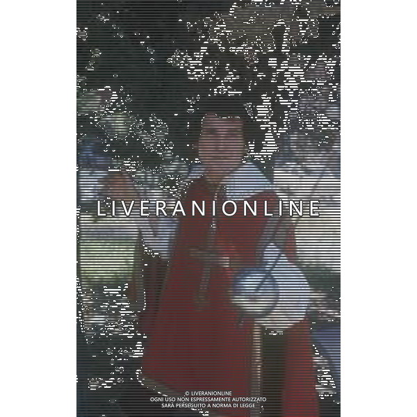 DIAP-RETROSPETTIVA GINO SANTERCOLE CANTANTE E ATTORE NELLA FOTO GINO SANTERCOLE SUL SET DEL FILM LI TRE MOSCHIETTIERI.............. INVECE ERANO QUATTRO NELL\'ANNO 1973 AG ALDO LIVERANI SAS