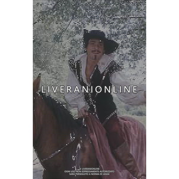 DIAP-RETROSPETTIVA GINO SANTERCOLE CANTANTE E ATTORE NELLA FOTO GINO SANTERCOLE SUL SET DEL FILM LI TRE MOSCHIETTIERI.............. INVECE ERANO QUATTRO NELL\'ANNO 1973 AG ALDO LIVERANI SAS