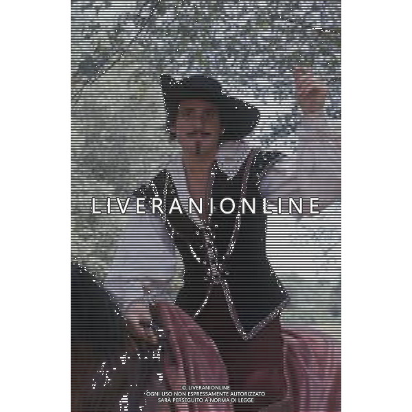DIAP-RETROSPETTIVA GINO SANTERCOLE CANTANTE E ATTORE NELLA FOTO GINO SANTERCOLE SUL SET DEL FILM LI CHIAMAVANO I TRE MOSCHETTIERI ........ INVECE ERANO QUATTRO NELL\'ANNO 1973 AG ALDO LIVERANI SAS