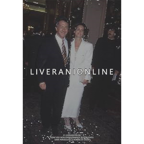 Dia- DUSTIN HOFFMAN ATTORE - RETROSPETTIVA NELLA FOTO CON LA MOGLIE LISA GOTTSEGEN A MILANO NELL\'ANNO 1993 PER PARTECIPARE AI TELEGATTI AG ALDO LIVERANI SAS