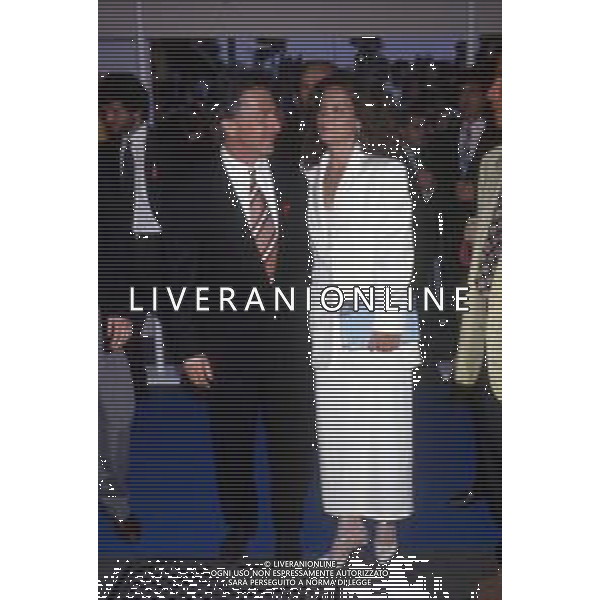 Dia- DUSTIN HOFFMAN ATTORE - RETROSPETTIVA NELLA FOTO CON LA MOGLIE LISA GOTTSEGEN A MILANO NELL\'ANNO 1993 PER PARTECIPARE AI TELEGATTI AG ALDO LIVERANI SAS