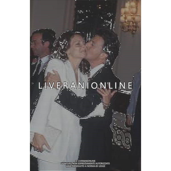 Dia- DUSTIN HOFFMAN ATTORE - RETROSPETTIVA NELLA FOTO CON LA MOGLIE LISA GOTTSEGEN A MILANO NELL\'ANNO 1993 PER PARTECIPARE AI TELEGATTI AG ALDO LIVERANI SAS