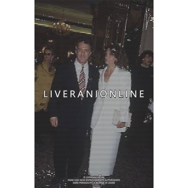 Dia- DUSTIN HOFFMAN ATTORE - RETROSPETTIVA NELLA FOTO CON LA MOGLIE LISA GOTTSEGEN A MILANO NELL\'ANNO 1993 PER PARTECIPARE AI TELEGATTI AG ALDO LIVERANI SAS