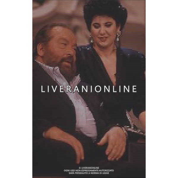 DIAP-RETROSPETTIVA BUD SPENCER PSEUDONIMO DI CARLO PEDERSOLI ATTORE NELLA FOTO BUD SPENCER CON MARISA LAURITO NELL\'ANNO 1992 NELLA TRASMISSIONE TELEVISIVA SERATA D\'ONORE AG ALDO LIVERANI SAS  