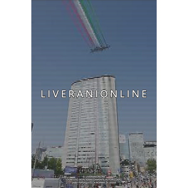 TVRG Frecce Tricolori Milano nella foto il sorvolo in piazza Duca d\'Aosta sopra il grattacielo Pirelli Milano 11-09-2023 Passaggio sopra la citta\' della Pattuglia Acrobatica Nazionale, le Frecce Tricolori, in occasione delle celebrazioni dei primi 100 anni di vita dell\'Aeronautica Militare foto Roberto Garavaglia/ag. Aldo Liverani sas