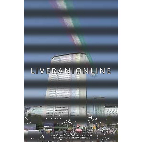 TVRG Frecce Tricolori Milano nella foto il sorvolo in piazza Duca d\'Aosta sopra il grattacielo Pirelli Milano 11-09-2023 Passaggio sopra la citta\' della Pattuglia Acrobatica Nazionale, le Frecce Tricolori, in occasione delle celebrazioni dei primi 100 anni di vita dell\'Aeronautica Militare foto Roberto Garavaglia/ag. Aldo Liverani sas
