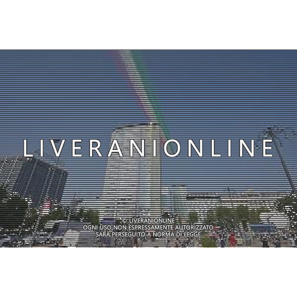 TVRG Frecce Tricolori Milano nella foto il sorvolo in piazza Duca d\'Aosta sopra il grattacielo Pirelli Milano 11-09-2023 Passaggio sopra la citta\' della Pattuglia Acrobatica Nazionale, le Frecce Tricolori, in occasione delle celebrazioni dei primi 100 anni di vita dell\'Aeronautica Militare foto Roberto Garavaglia/ag. Aldo Liverani sas