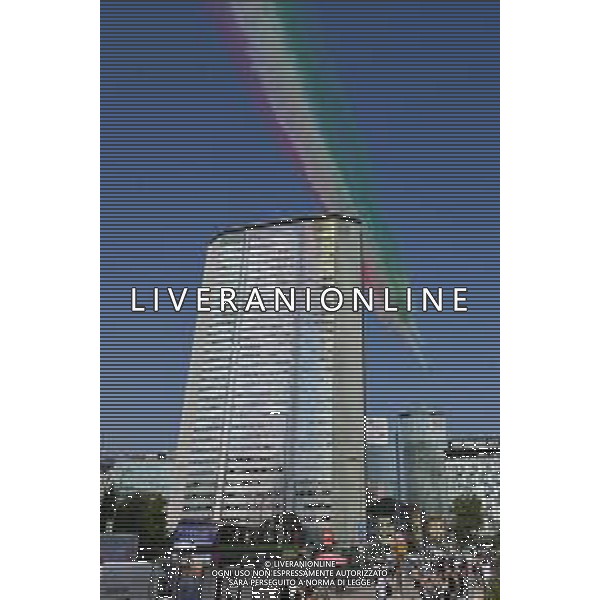 TVRG Frecce Tricolori Milano nella foto il sorvolo in piazza Duca d\'Aosta sopra il grattacielo Pirelli Milano 11-09-2023 Passaggio sopra la citta\' della Pattuglia Acrobatica Nazionale, le Frecce Tricolori, in occasione delle celebrazioni dei primi 100 anni di vita dell\'Aeronautica Militare foto Roberto Garavaglia/ag. Aldo Liverani sas