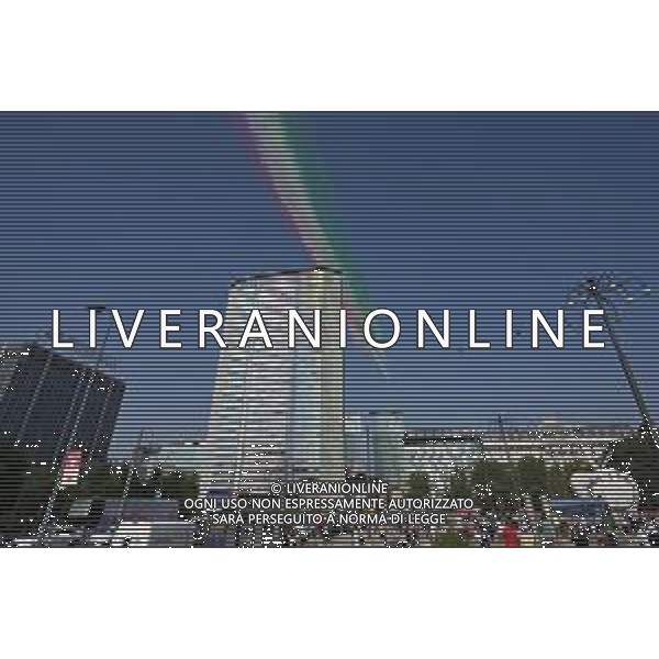 TVRG Frecce Tricolori Milano nella foto il sorvolo in piazza Duca d\'Aosta sopra il grattacielo Pirelli Milano 11-09-2023 Passaggio sopra la citta\' della Pattuglia Acrobatica Nazionale, le Frecce Tricolori, in occasione delle celebrazioni dei primi 100 anni di vita dell\'Aeronautica Militare foto Roberto Garavaglia/ag. Aldo Liverani sas