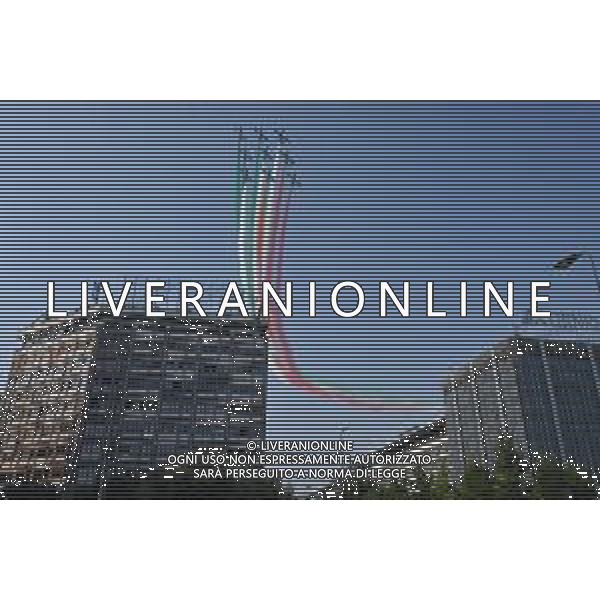 TVRG Frecce Tricolori Milano nella foto il sorvolo in piazza Duca d\'Aosta Milano 11-09-2023 Passaggio sopra la citta\' della Pattuglia Acrobatica Nazionale, le Frecce Tricolori, in occasione delle celebrazioni dei primi 100 anni di vita dell\'Aeronautica Militare foto Roberto Garavaglia/ag. Aldo Liverani sas