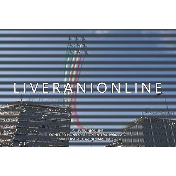 TVRG Frecce Tricolori Milano nella foto il sorvolo in piazza Duca d\'Aosta Milano 11-09-2023 Passaggio sopra la citta\' della Pattuglia Acrobatica Nazionale, le Frecce Tricolori, in occasione delle celebrazioni dei primi 100 anni di vita dell\'Aeronautica Militare foto Roberto Garavaglia/ag. Aldo Liverani sas