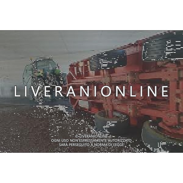IMOLA 11 09 2023 BRETELLA INCIDENTE STRADALE TRA TRATTORE CON IL RIMORCHIO CHE PORTAVA L\'UVA E DI UN FURGONE DELLE POSTE ITALIANE.IL RIMORCHIO CHE PORTAVA L\'UVA SI E\' RIBALTATO SOTTO IL CAVALCAVIA ©SANNA/AGENZIA ALDO LIVERANI SAS