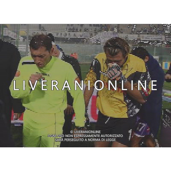 FIRENZE 1 DICEMBRE 2005 FIORENTINA - JUVENTUS COPPA ITALIA NELLA FOTO: PARTITA SOSPESA FREY E L\'ARBITRO PALANCA SI RIPARANO DAL GAS LACRIMOGENO FOTO NUCCI / AG. ALDO LIVERANI